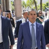 Le gérant de la propriété de Donald Trump en Floride, Carlos De Oliveira (au centre), est accusé d'avoir détruit des éléments de preuve susceptibles de faire du tort à M. Trump.